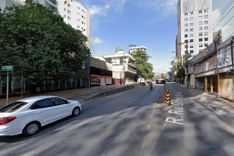 Motociclista morre após acidente com ônibus na Savassi, em BH