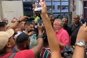 Após queda na Libertadores, torcedores cobram Fluminense em aeroporto no RJ