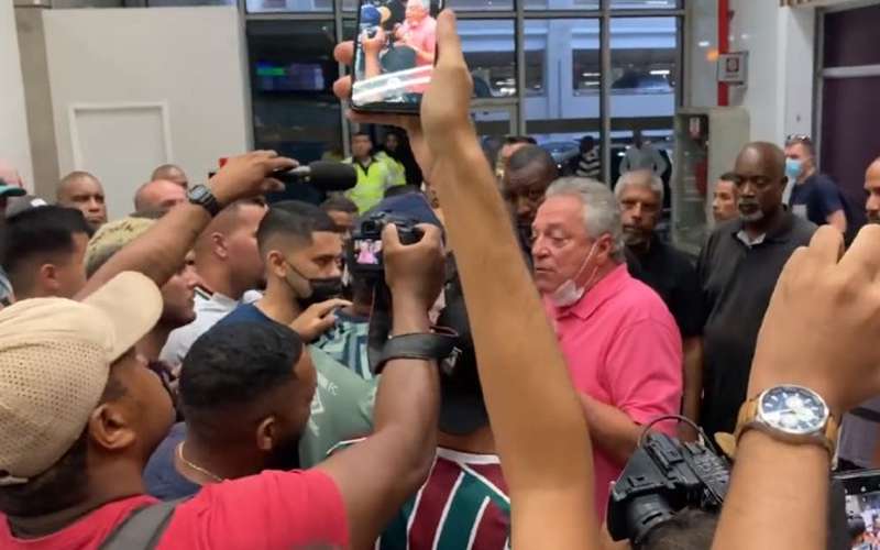 Após queda na Libertadores, torcedores cobram Fluminense em aeroporto no RJ