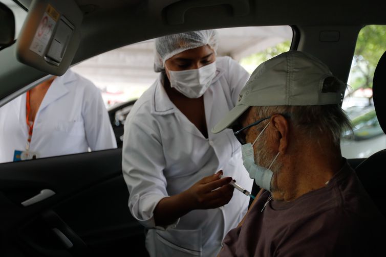 Minas amplia vacinação da quarta dose para idosos acima de 60 anos