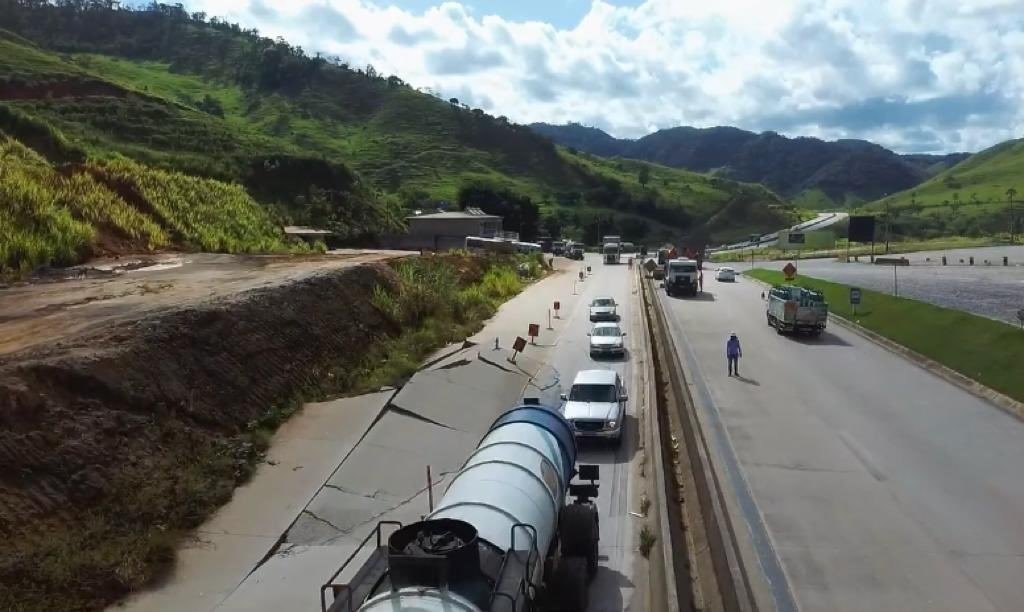 BR-381: asfalto cede em Antônio Dias e interdita estrada parcialmente