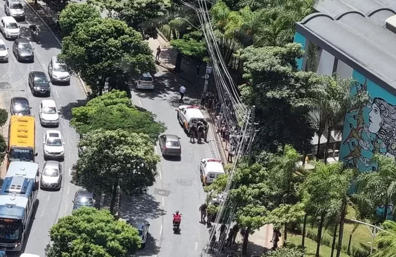 Durante perseguição policial, homem invade universidade em BH; veja os vídeos