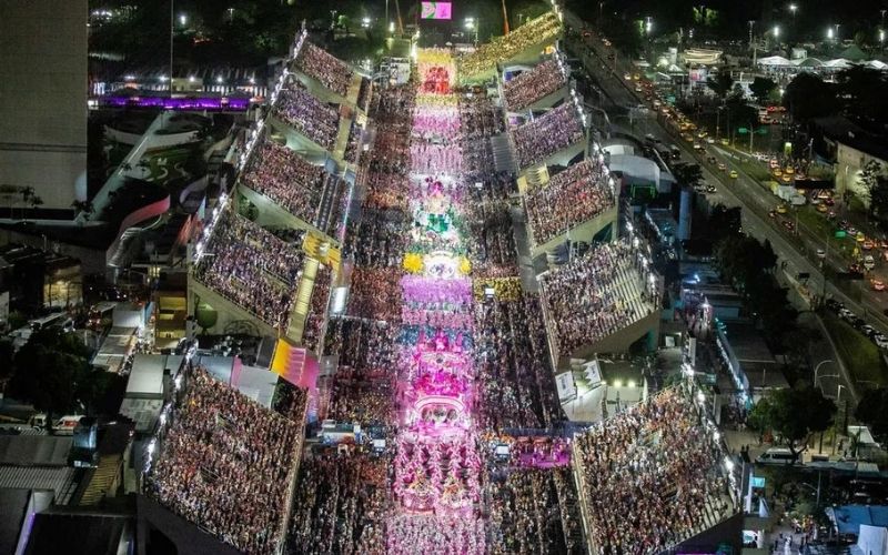 Viradouro, Mangueira e Beija-Flor se destacam no primeiro dia de desfile