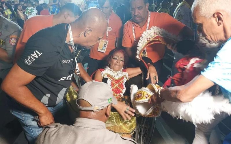 Acidente com carro alegórico da Tuiuti deixa integrante ferida