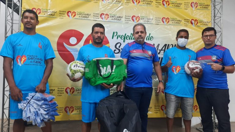 Prefeitura de Santa Maria entrega kits esportivos para equipes de futebol