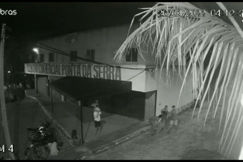 Assista o vídeo: mulher é estuprada após ser deixada desacordada na rua