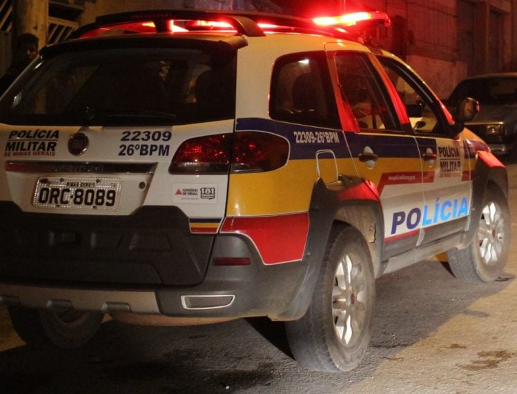 Homem é flagrado vendendo drogas no Juca Rosa