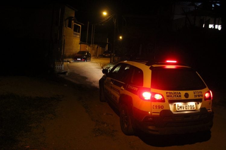Suspeito é preso com motocicleta roubada e réplica de pistola