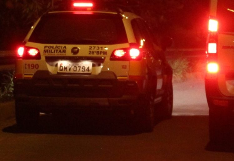 Suspeitos de tráfico são presos com arma e drogas no Gabiroba