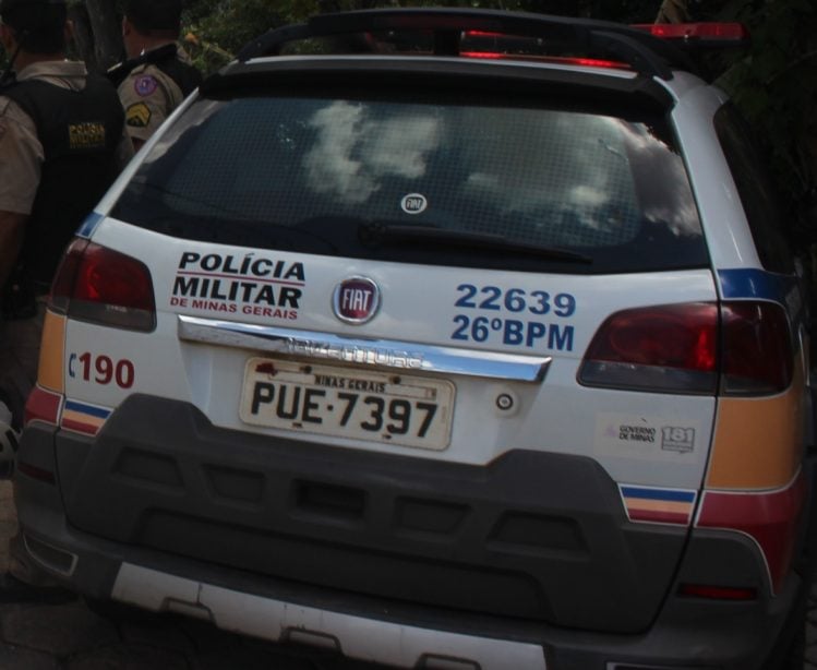 Homem é preso pela PM ao ser flagrado urinando na rua
