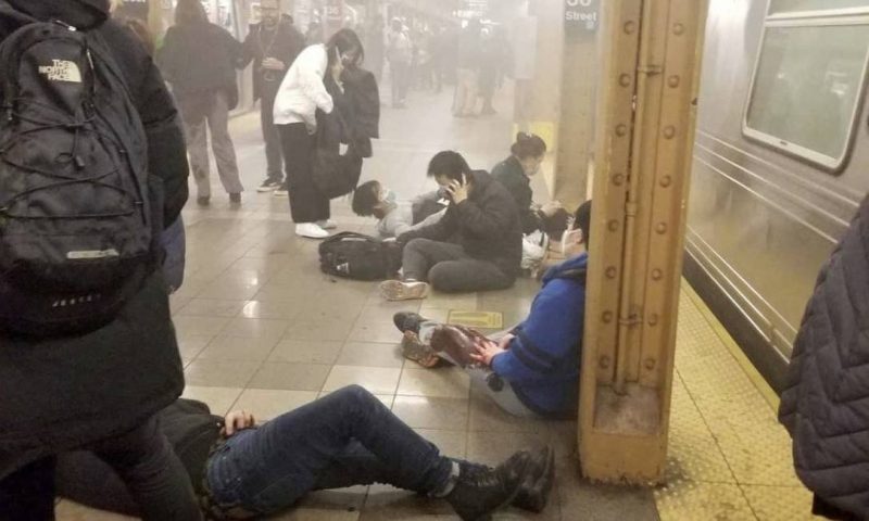 Nova York: ataque em estação de metrô deixa ao menos 10 baleados e 16 feridos