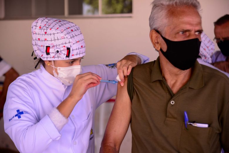 Minas aplicará quarta dose contra Covid-19 nos idosos acima de 70 anos