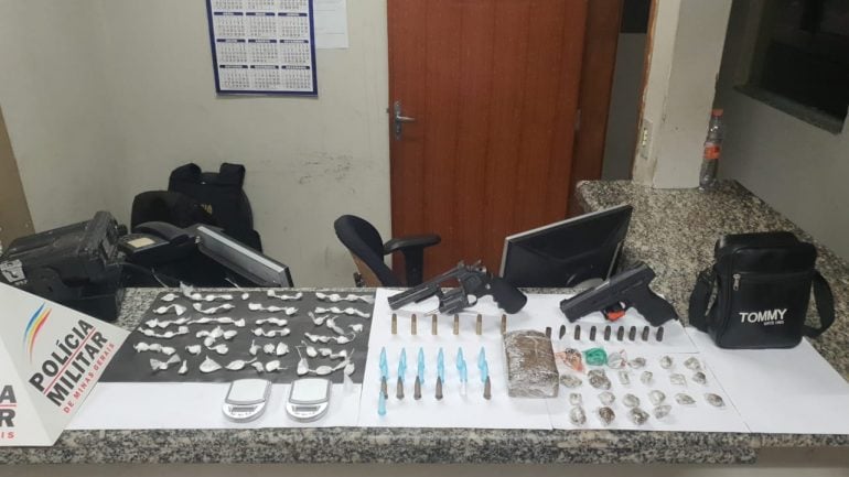 Homem reage e troca tiros com policiais durante fuga em BH
