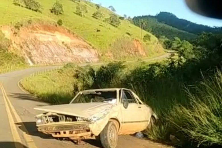Carro capota e duas pessoas ficam feridas na estrada do Carmo