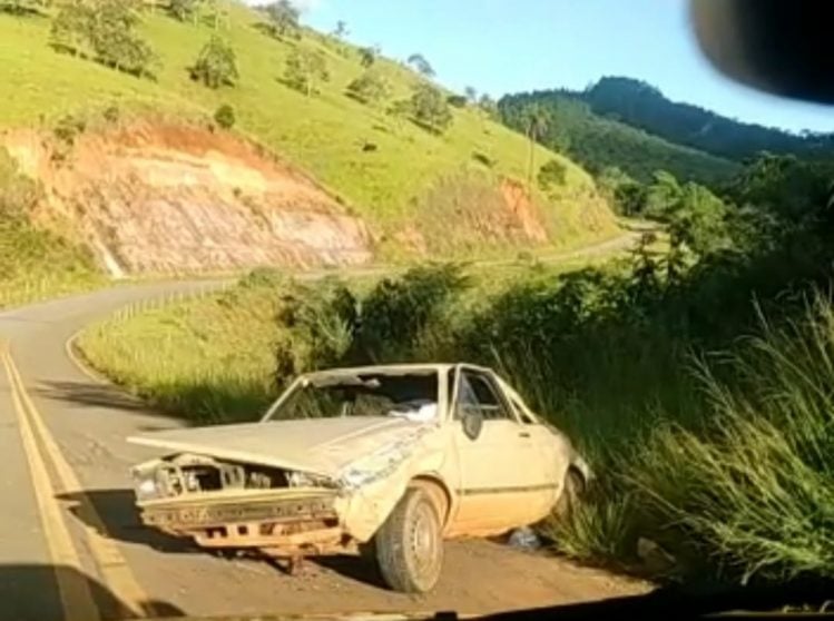 Carro capota e duas pessoas ficam feridas na estrada do Carmo