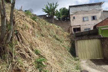 Após três anos, lote com matagal invadindo casa de senhora é limpo em Monlevade