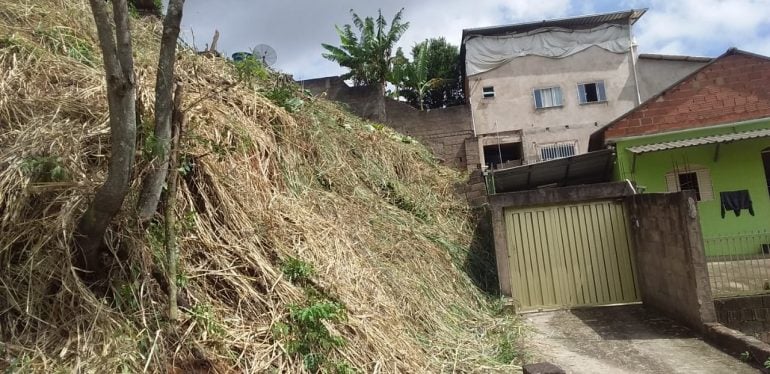 Após três anos, lote com matagal invadindo casa de senhora é limpo em Monlevade