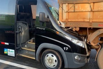 Van bate na traseira de carreta e 17 pessoas ficam feridas na BR-050