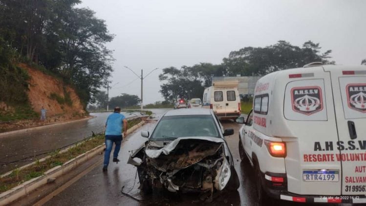 Corolla bate em poste e interdita avenida em Santa Bárbara