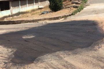 Após um mês e meio, cratera no meio da rua no bairro Paineiras é tapada