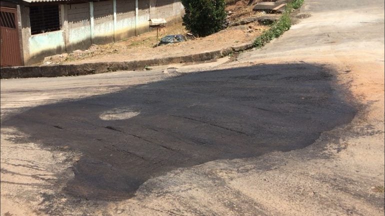 Após um mês e meio, cratera no meio da rua no bairro Paineiras é tapada