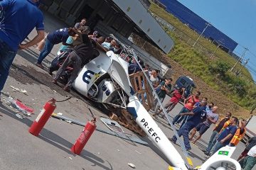 Helicóptero cai em Contagem e duas pessoas ficam feridas