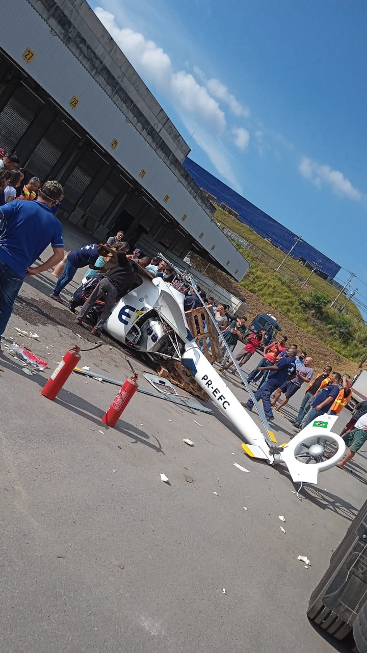 Helicóptero cai em Contagem e duas pessoas ficam feridas