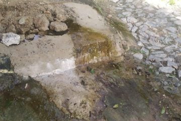 Há cerca de 6 meses, moradora sofre com buraco na calçada de casa, em Santa Luzia