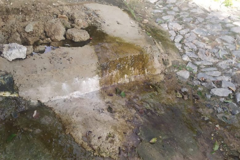 Há cerca de 6 meses, moradora sofre com buraco na calçada de casa, em Santa Luzia