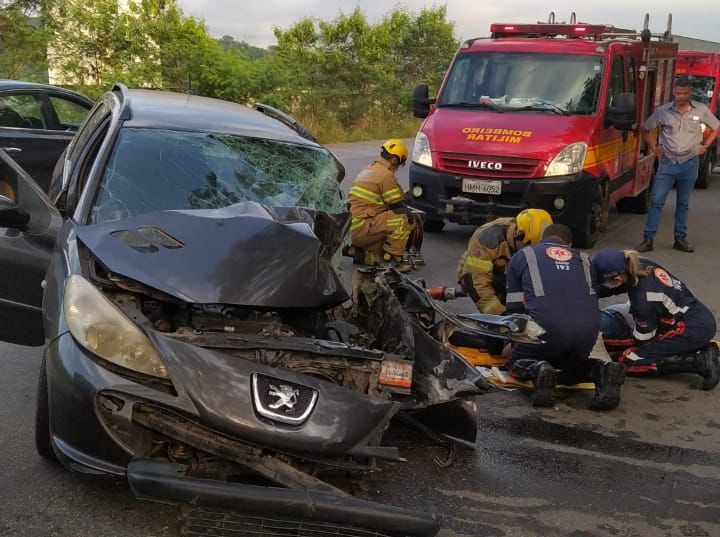 Motorista fica preso às ferragens em acidente na BR-381