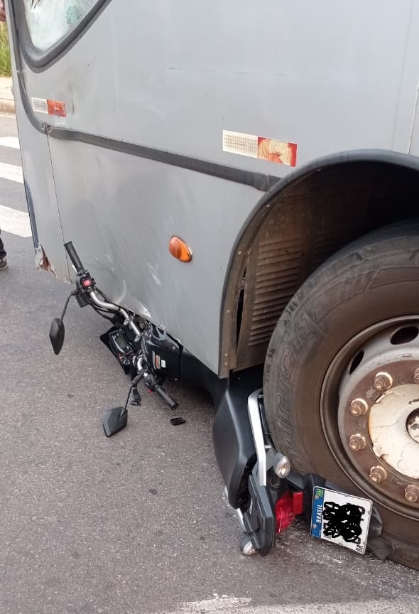 Motociclista fica ferido em acidente com ônibus no bairro Hamilton