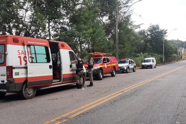 Carro com duas mulheres quase despenca em ribanceira no Areão