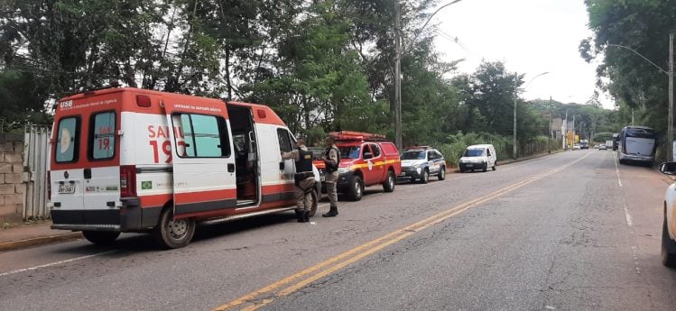 Carro com duas mulheres quase despenca em ribanceira no Areão