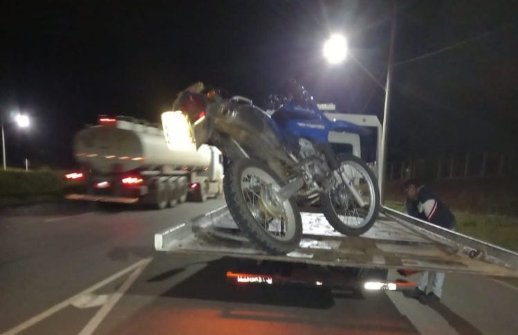 Adolescente pilotando motocicleta é atingido por carreta em Itabira