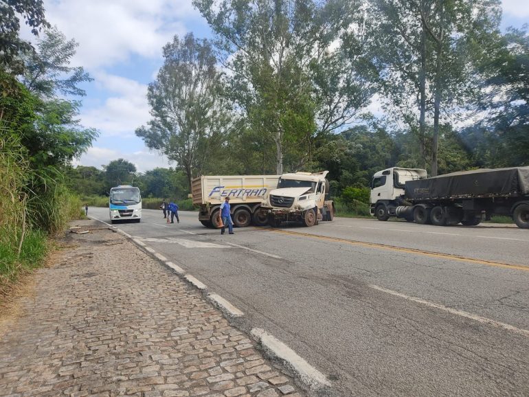 Atenção! Carreta em “L” deixa trânsito lento na BR-381, em São Gonçalo