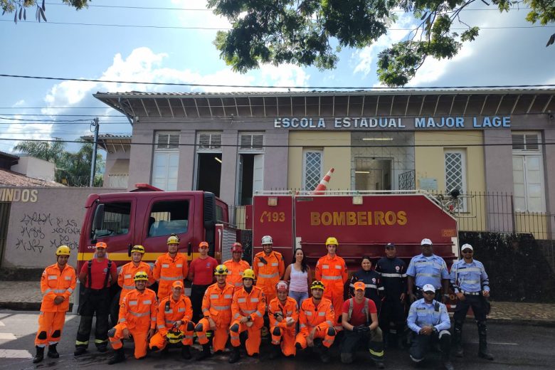 Alunos e servidores da escola Major Lage passam por treinamento com Corpo de Bombeiros