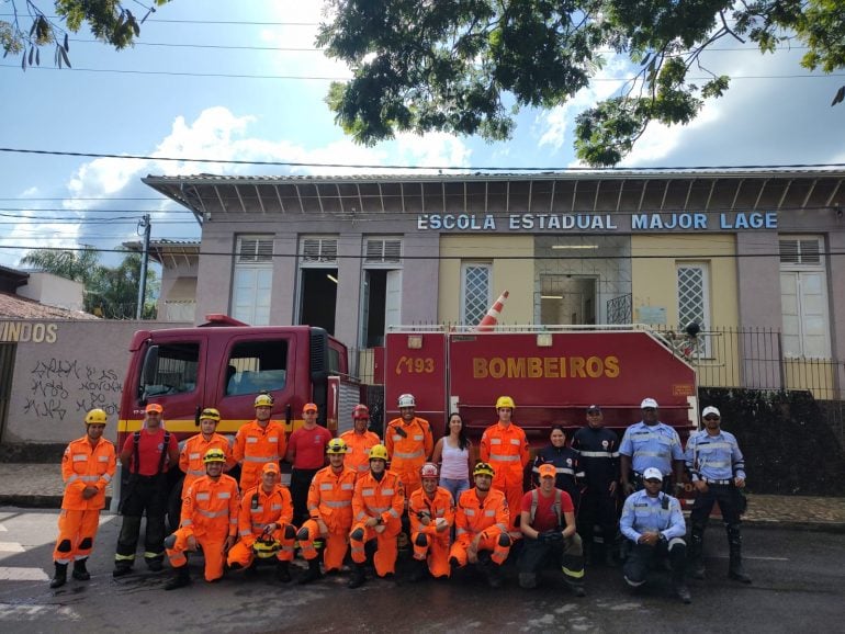 Alunos e servidores da escola Major Lage passam por treinamento com Corpo de Bombeiros