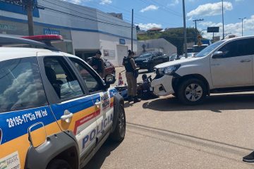 Caminhonete e motocicleta batem; mulher fica ferida na avenida Alberto Lima