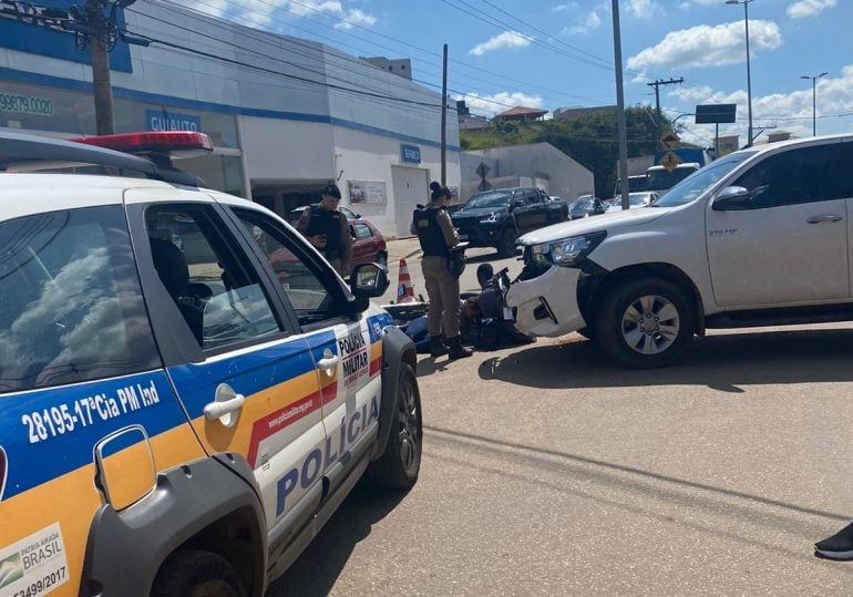 Caminhonete e motocicleta batem; mulher fica ferida na avenida Alberto Lima