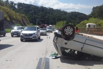 Carro capota e deixa duas pessoas feridas em Roças Novas, na BR-381
