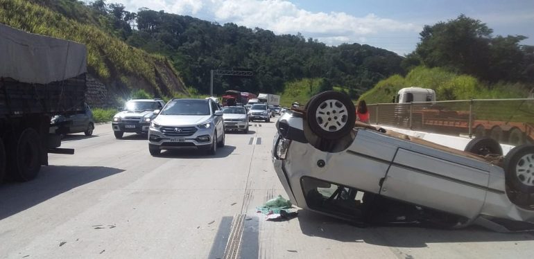 Carro capota e deixa duas pessoas feridas em Roças Novas, na BR-381