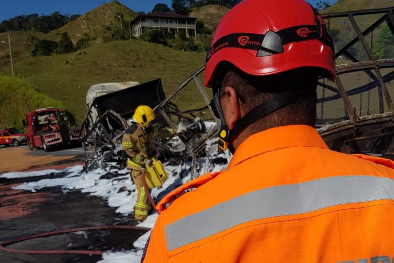 Carreta pega fogo e interdita a BR-381 em Antônio Dias