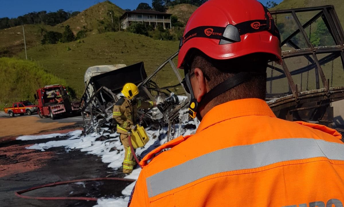 Carreta pega fogo e interdita a BR-381 em Antônio Dias
