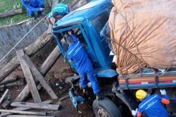 Caminhão sem freio bate em caminhonete e cai dentro do canal