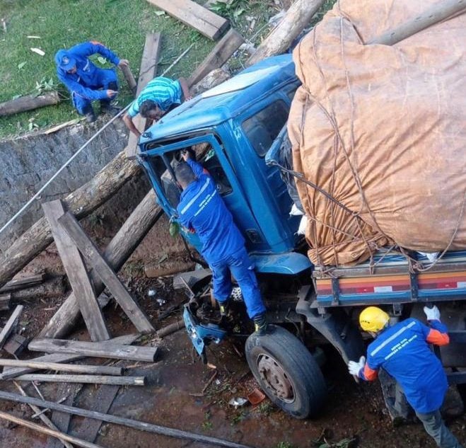 Caminhão sem freio bate em caminhonete e cai dentro do canal