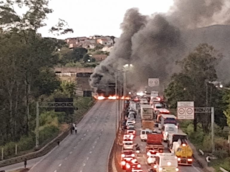 Protesto de moradores fecha Anel Rodoviário e complica trânsito