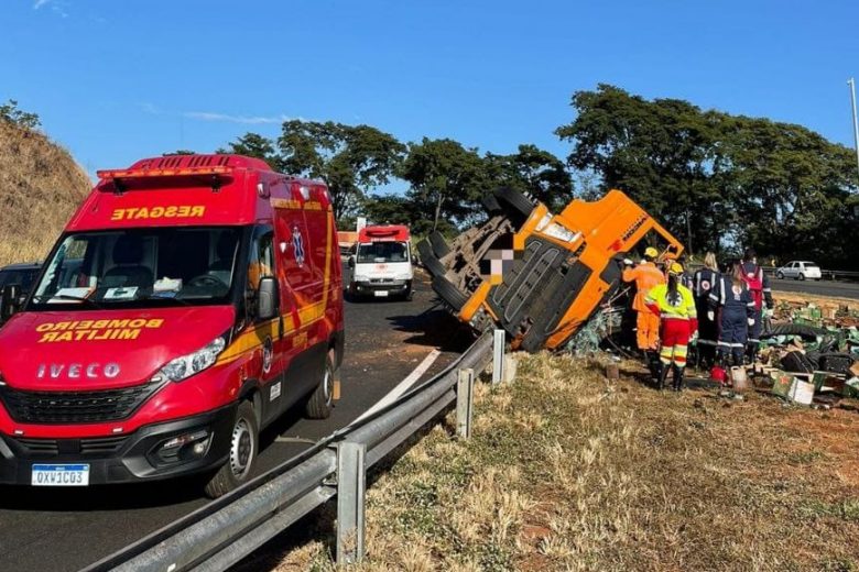 Motorista morre ao tombar carreta com cerveja na BR-050