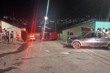 Carro tomba após colisão em cruzamento no bairro Amazonas