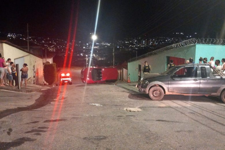 Carro tomba após colisão em cruzamento no bairro Amazonas