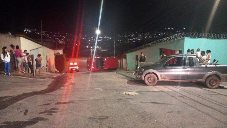 Carro tomba após colisão em cruzamento no bairro Amazonas